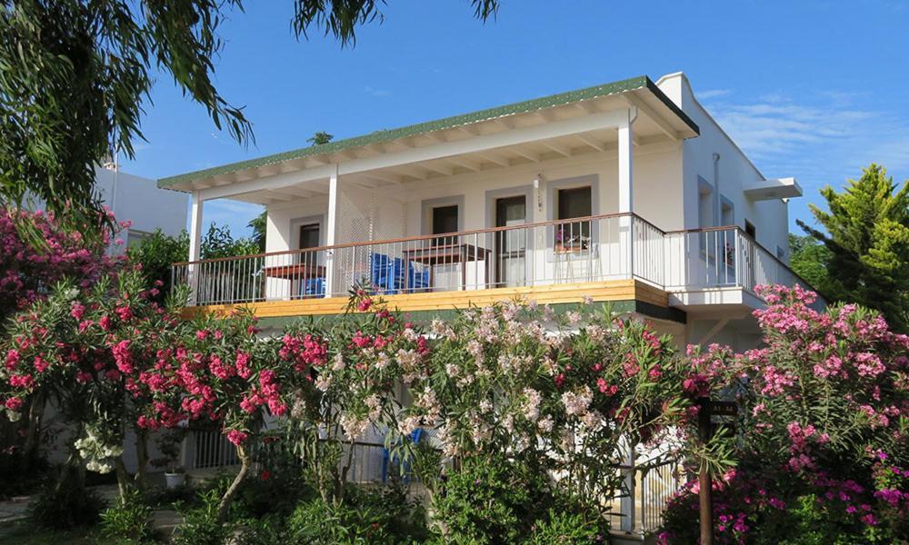 Arriba Pension & Restaurant กูมูชลุค ภายนอก รูปภาพ